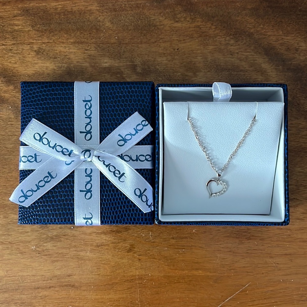 doucet gold chain and heart pendant with diamonds - Size 20 inches